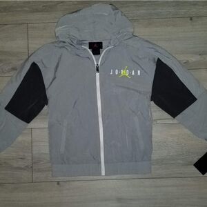 Nike/Jordan lightweight boys windbreaker jacket. Color is gray/black sz …